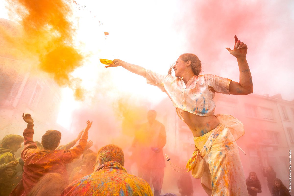 larochesuryonfr's tweet photo. Retour en images sur le samedi le plus coloré de l'année à #LRSY, grâce à la Cie #Artonik et aux Yonnaises et Yonnais participant à ce fabuleux #ColorOfTime 🌈du 18/05. 📸 #DavidFugère. Album complet de plus de 80 photos à voir sur ➡️https://t.co/7on0Rg1Lb1 #vendee https://t.co/elvoLR5H88