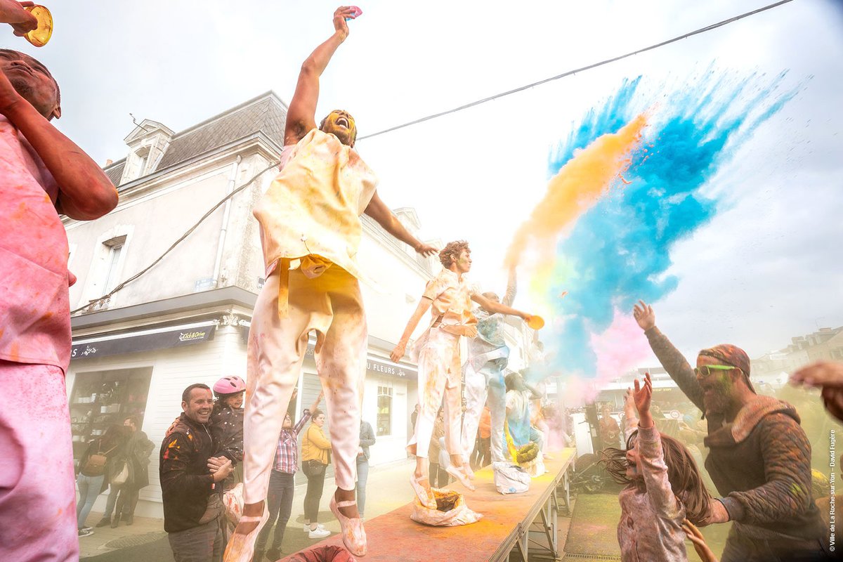 larochesuryonfr's tweet photo. Retour en images sur le samedi le plus coloré de l'année à #LRSY, grâce à la Cie #Artonik et aux Yonnaises et Yonnais participant à ce fabuleux #ColorOfTime 🌈du 18/05. 📸 #DavidFugère. Album complet de plus de 80 photos à voir sur ➡️https://t.co/7on0Rg1Lb1 #vendee https://t.co/elvoLR5H88