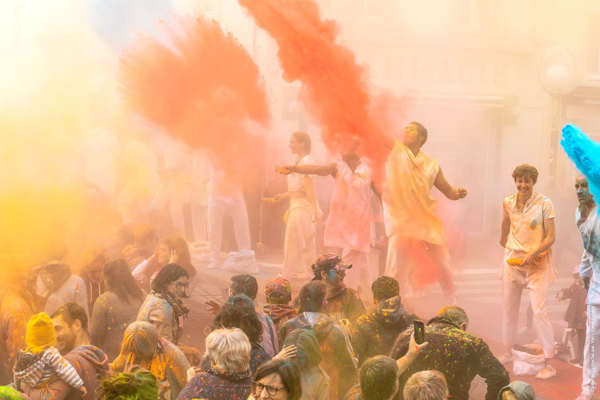 larochesuryonfr's tweet photo. Retour en images sur le samedi le plus coloré de l'année à #LRSY, grâce à la Cie #Artonik et aux Yonnaises et Yonnais participant à ce fabuleux #ColorOfTime 🌈du 18/05. 📸 #DavidFugère. Album complet de plus de 80 photos à voir sur ➡️https://t.co/7on0Rg1Lb1 #vendee https://t.co/elvoLR5H88