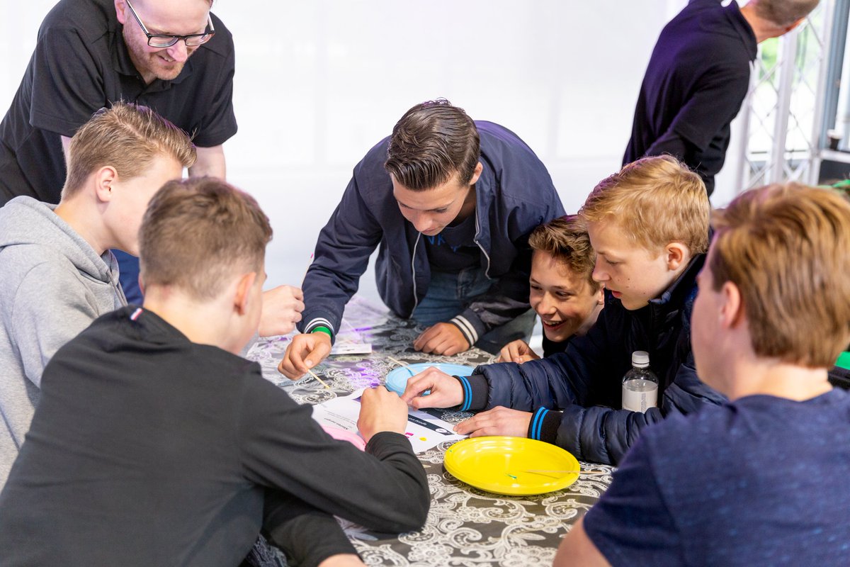 Today and tomorrow, we're educating kids about the difference between additive and subtractive color at the #gameonbreda event. They do this by mixing paint and light, while our engineers tell them more about #LED and #electronics. #dtv2019 #maketechyours