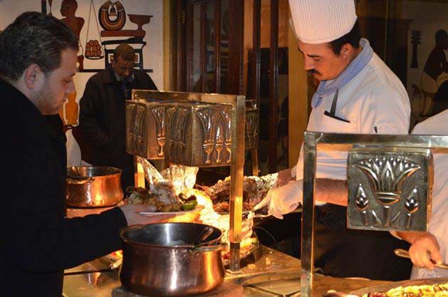 ToursPilot's tweet image. بتقولك ايه مش هنسيبك تودع رمضان من غير ما تعمل حاجه مختلفةو تفضل ذكرى حلوة معاك مع احلى فطار رمضاني على يخت جميل جدا في النيل لك ان تتخيل انك بتفطر بين اجمل الاجواء الفرعونية واجمل الصور والفيو
00201112102092 واتس
#رمضان_احلى_معاكم 😍😍
#احنا_ملوك_الفرفشة 😉
#السعودية 
#الكويت