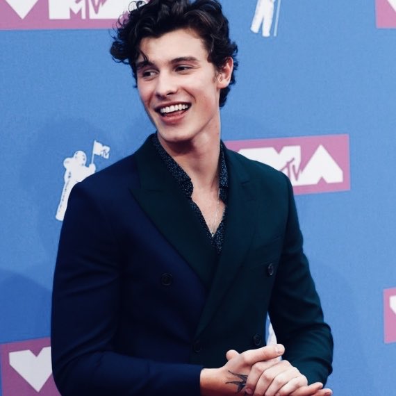 allshawnposts's tweet photo. He’s a real life prince. https://t.co/SRAV7KSBYj