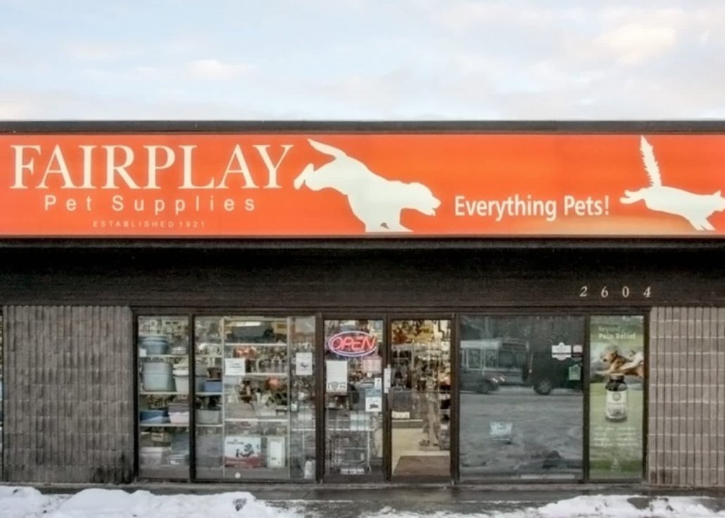 PetsCanadaorg's tweet image. ⭐️Membre à l’affiche: 
En affaires depuis 100 ans, Animaleries Fairplay @FairplayStores a été témoin de grands changements dans les produits pour animaux de compagnie et dans la façon dont ils sont traités. LIRE PLUS dans nos nouvelles #PIJACCanada
bit.ly/30w56bD