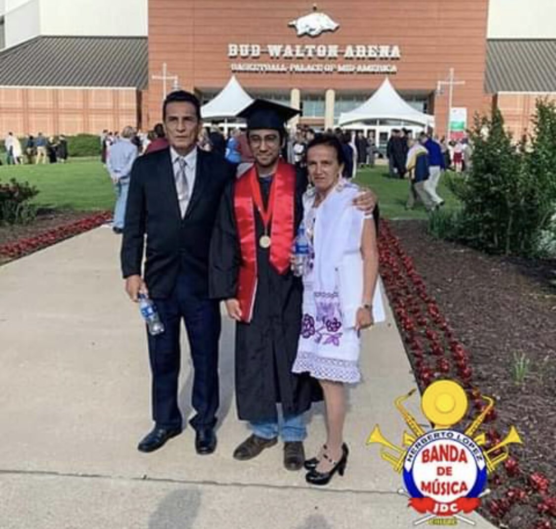 henriquezpenny's tweet photo. #PENNYTIP 
Felicitaciones al joven Luis Felipe Morales  Bultrón, oriundo de Chitré, el primer panameño que recibe el título de FÍSICO  MATEMÁTICO CUÁNTICO en la University of Arkansas. https://t.co/6OsBoU8OZM