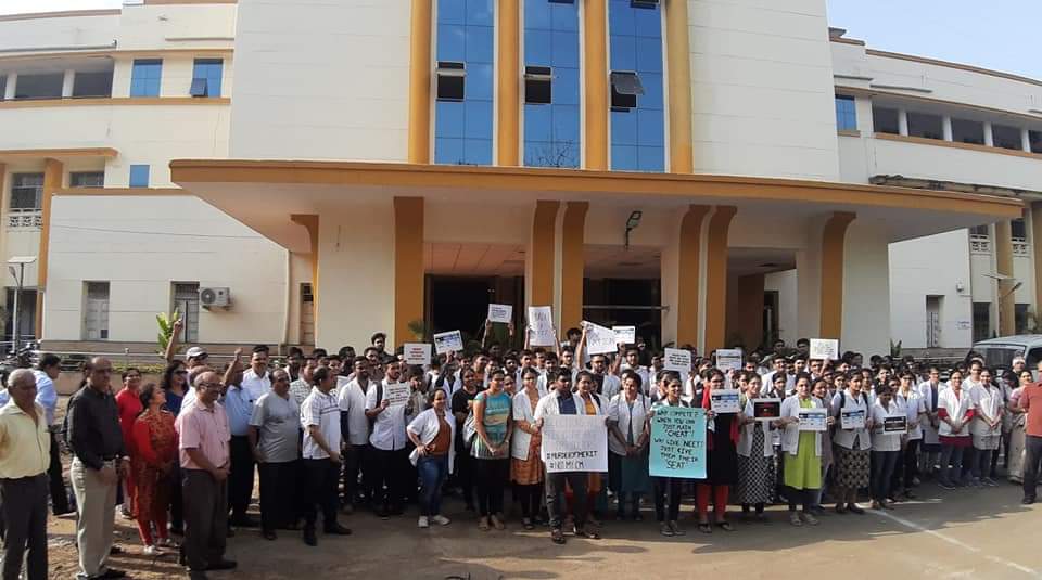 mumbaiashish's tweet photo. Today GMC Nagpur protesting again injustice with meritorious students
#murderofmerit #savemeritsavenation https://t.co/lWBs4GT3gw