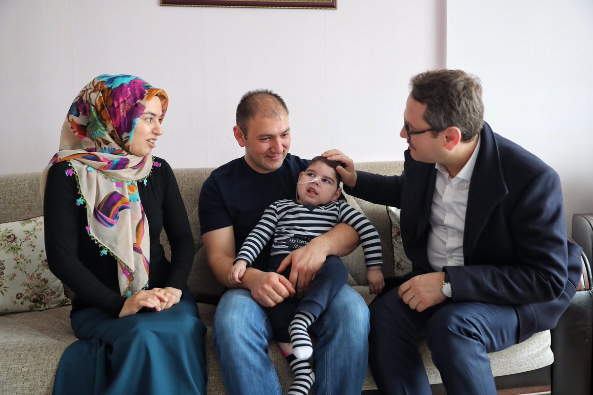 yasinkartoglu's tweet photo. Ömerimiz metabolik bir rahatsızlıkla dünyaya gelmiş. 
Ziyaretimiz boyunca o güler yüzünü hiç eksik etmedi. Hem tıp, hem de teknoloji hızla ilerliyor. İyi olduğu günleri de görelim inşallah... https://t.co/8duAtOha8b