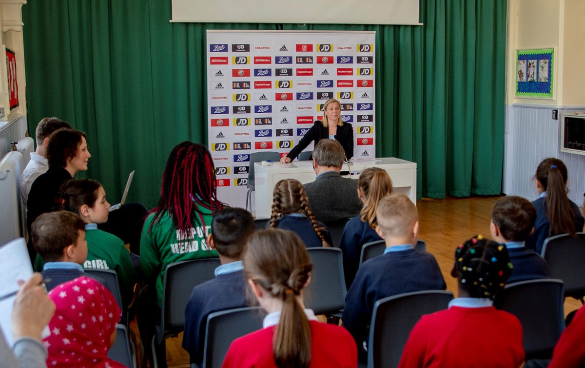 Cymru's tweet image. 🏴󠁧󠁢󠁷󠁬󠁳󠁿 YSBRYDOLI | INSPIRE

✅ Jayne Ludlow #WALNZL press conference
✅ Kids coaching session with #Wales international @kylienolan01

Diolch am y croeso cynnes @LansdownePS 🙌

🏴󠁧󠁢󠁷󠁬󠁳󠁿 v 🇳🇿 🎟 👉 bit.ly/WalNzlTICKETS