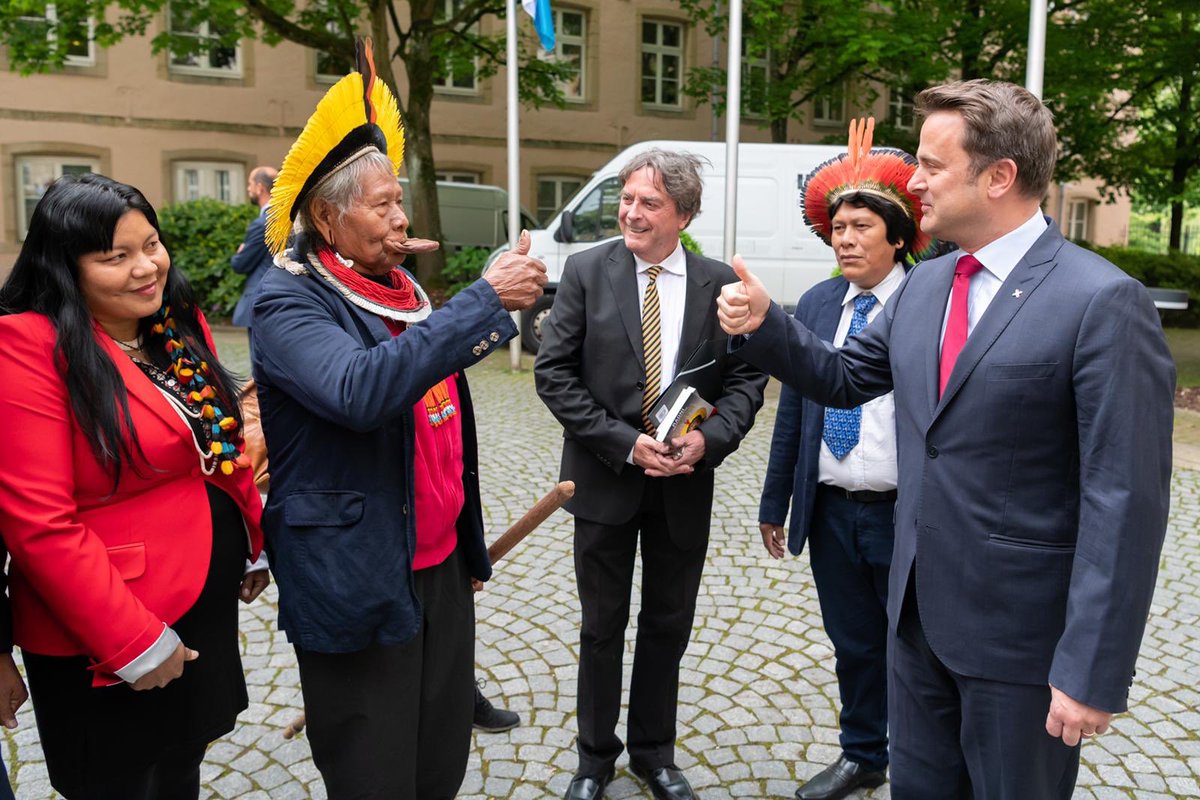 Xavier_Bettel's tweet image. Honoured to have received Chief Raoni Metuktire. Building a sustainable future for our planet is a priority for Luxembourg. This is why we offer a financial contribution of 100.000€ to @acforetvierge to help safeguard the amazonian forest. gouvernement.lu/fr/actualites/…