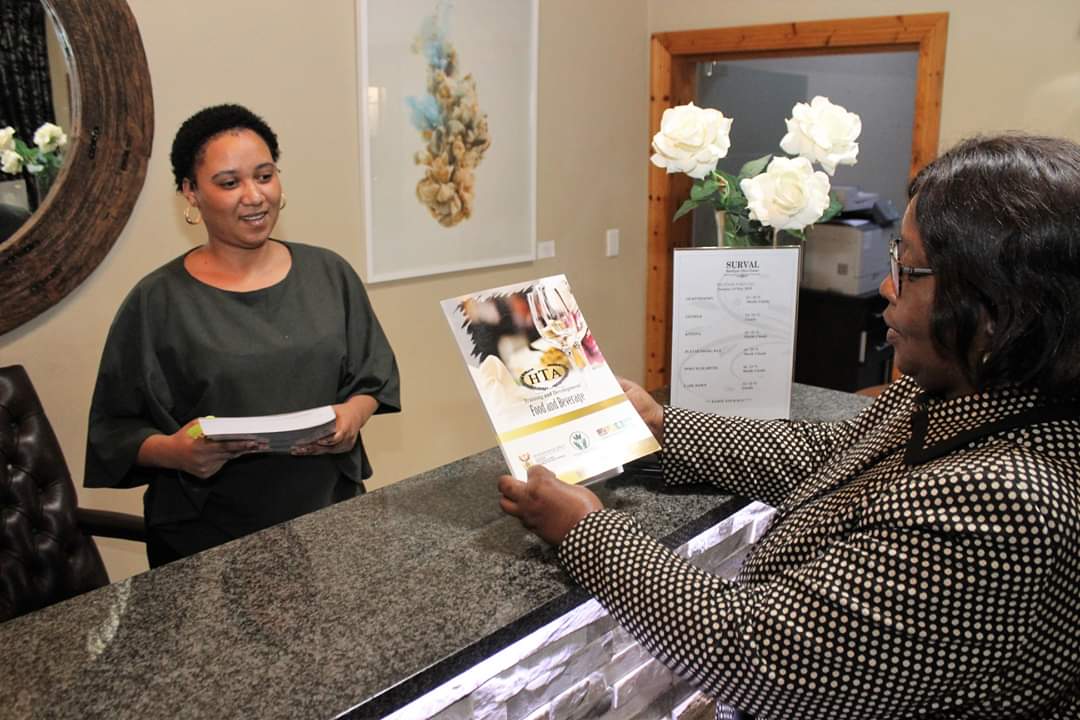 SurvalOlive's tweet photo. Surval Boutique Olive Estate welcomes the Deputy Minister of Tourism, Ms Elizabeth Thabethe #tourism #SouthAfrica #oudtshoorn @SurvalOlive https://t.co/ZlH39SjUAC 🇿🇦 https://t.co/dkk7SVrRgz