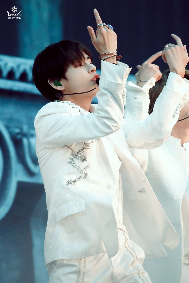 190519 SYS 뉴저지 고화질

손끝부터 마이 밑단까지 
길게 쭉 뻗은 우리 태형이의 멋짐

#뷔 #V #taehyung #태형 #김태형 #태태  #방탄소년단 #BTS⁠ ⁠ #防弾少年団   
<a href="/BTS_twt/">방탄소년단</a>