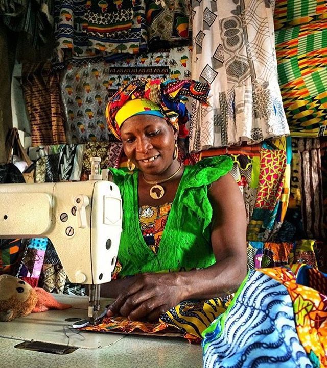 shopzoede's tweet photo. Just another beautiful day to explore African Creativity 😍 💞 🌍 🌐
Pictured here is a seamstress at work in Western Africa, Ghana 🇬🇭 📸 - @forafricans .
.
.
.
.
.
.
.
.
.
.
.
.
.
.
.
#AfricanAccessories #AfricanJewelry #AfricanInspired #HandmadeisBetter #GhanaianFashion #An… https://t.co/KSCDUTYoiU