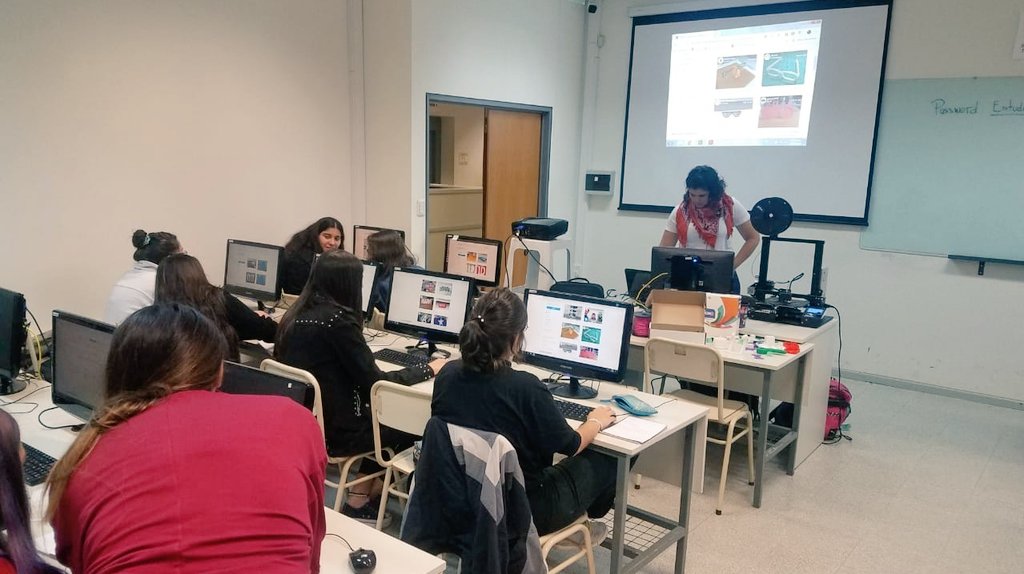 CordobaCluster's tweet photo. #BuenLunes El sábado se llevó a cabo el “Taller: Impresión 3D: El futuro de las cosas". #CharlaDeMentesActivas #DesafíoApp #MujeresenTecnología https://t.co/oUHydyT5Wu