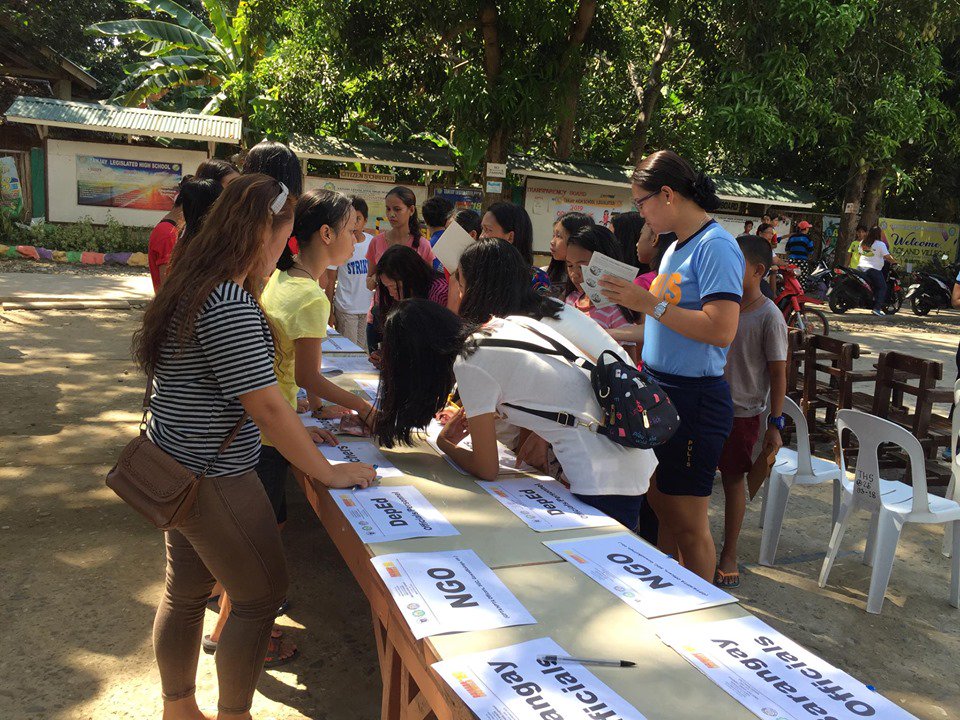 tanjaycpsnoppo's tweet photo. PCR Team of  Tanjay City Police Station led by PSSg Josephine Dael  under the direct supervision of PLTCOL CATHERINE D RAMOS, Acting  Chief of Police distributed flyers on Anti-Illegal Drugs to the students of Tanjay High School Legislated. @ 9:30 AM of 5/20/2019. https://t.co/f1T5064fi9
