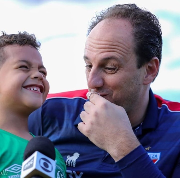 futtmais's tweet photo. Momentos que o futebol proporciona! Rogerio Ceni chutando e treinando com Lorenzo, filho do eterno goleiro Danilo. https://t.co/zSEUiT0hR8