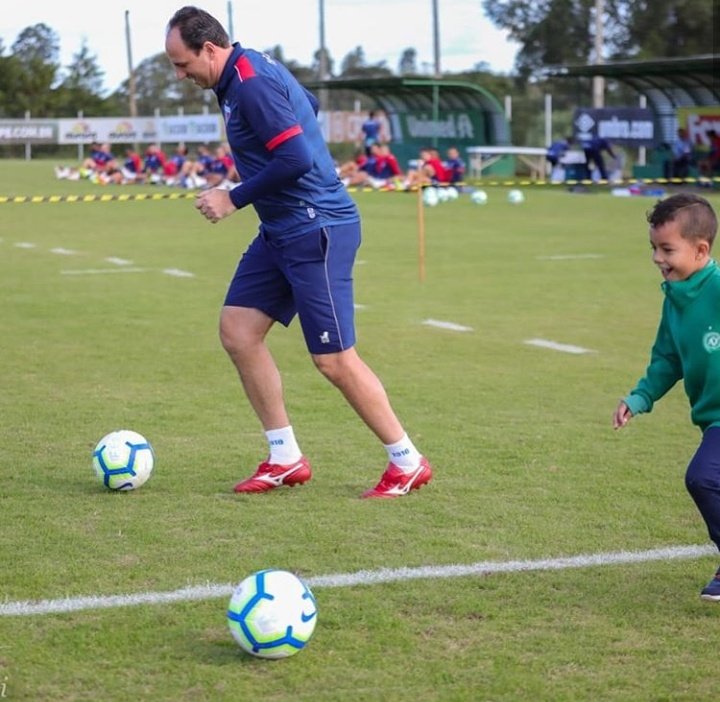 futtmais's tweet photo. Momentos que o futebol proporciona! Rogerio Ceni chutando e treinando com Lorenzo, filho do eterno goleiro Danilo. https://t.co/zSEUiT0hR8