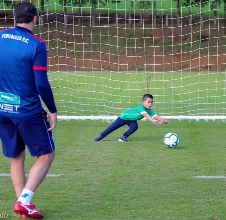 futtmais's tweet photo. Momentos que o futebol proporciona! Rogerio Ceni chutando e treinando com Lorenzo, filho do eterno goleiro Danilo. https://t.co/zSEUiT0hR8