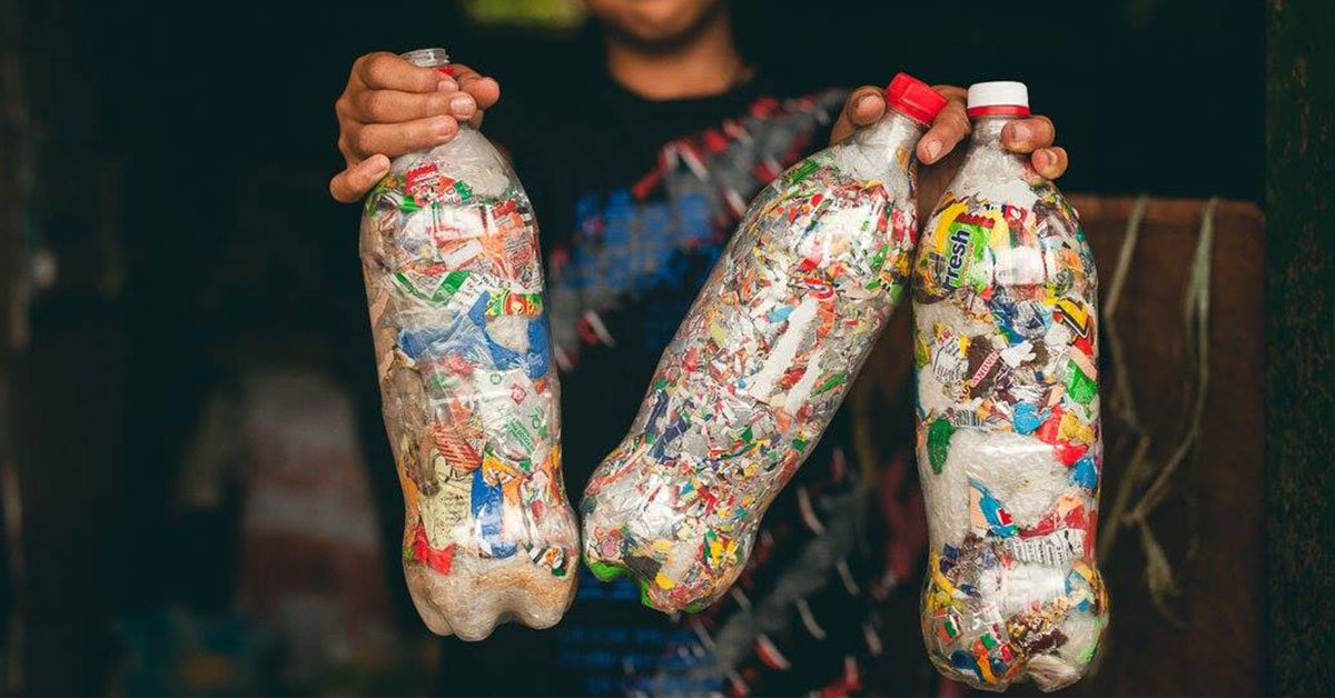 cuacadanradar's tweet photo. #Ecobricks atau yg bs diterjemahkan sbg bata ramah lingkungan, bs jd solusi sederhana utk menyelamatkan lingkungan. Cara membuatnya mudah: Botol plastik bekas dipastikan kering, diisi penuh dgn sampah anorganik hg benar2 keras &amp; padat dgn bantuan tongkat.
Copyright: Russell Maier https://t.co/ruHvANGIfm