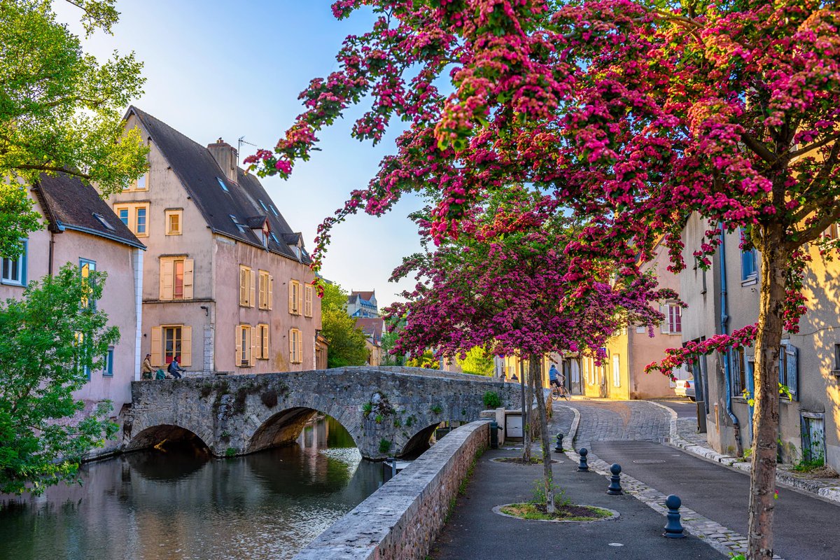 公式 旅らびcom 世界の絶景まとめ シャルトル の風景 フランス イル ド フランス地域 のボース平野に佇む静かな街 世界で最も美しい176枚のステンドグラスを有する フランス ゴシックの最高傑作 シャルトル大聖堂 は必見 旅らび