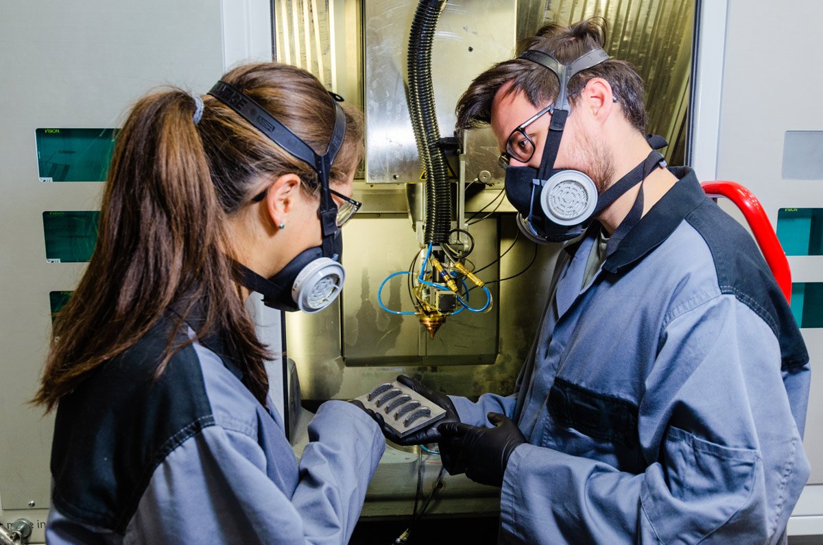 FraunhoferIWS's tweet photo. Additive machines discover superalloys! Fraunhofer lighthouse project "futureAM" expected to speed up "additive manufacturing" by a factor ten #futureAM #Lasers #industry40 #AM #AdditiveManufacturing #whatsnext #lightatwork @futureAM_FhG Press release: https://t.co/O3oI45sZDO https://t.co/4VwetnIYtn