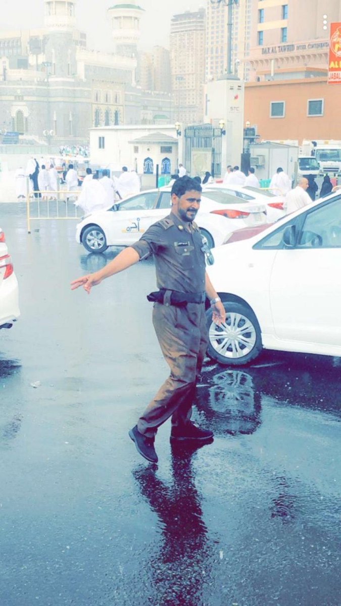 الصور لاقت إعجاب الكثيرين وعكست أخلاقهم..
غزارة #الأمطار لم تعِق عمل رجل مرور من تنظيم حركة المركبات بـ #مكة.

sabq.org/MBJPtj