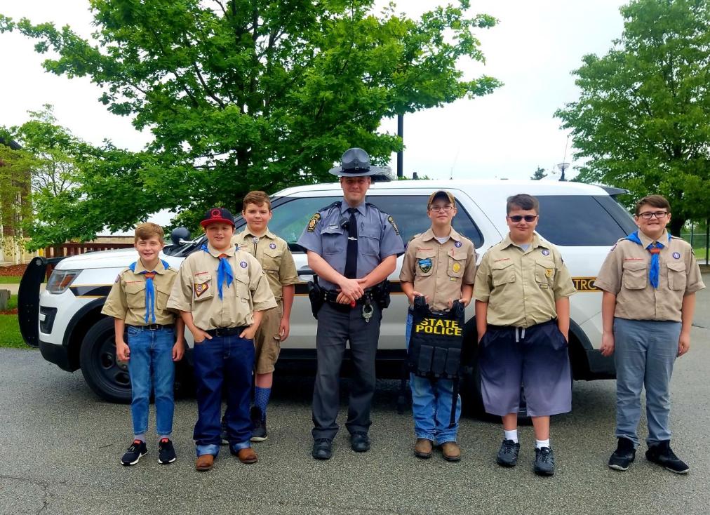 PSPTroopAPIO's tweet photo. On Saturday, Tpr. Fickes was on patrol in Indiana and stopped to buy lunch from a group of Boy Scouts who were selling chicken dinners as a fundraiser. Tpr. Fickes had a great visit and showed them his patrol car. All six said they want to be state troopers! https://t.co/liqowH35Ci