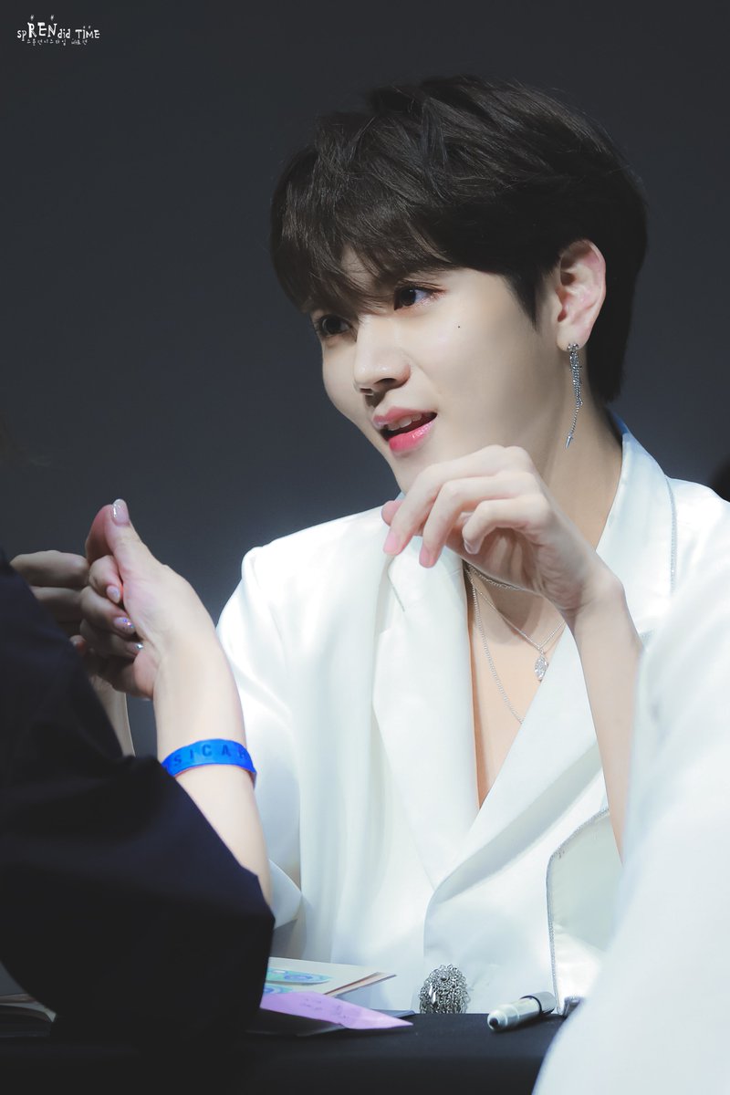 Splendid_951103's tweet photo. 190516 상암 에스플렉스센터 팬싸인회 HQ

렌이랑 러브랑 약속 도장 꾹 🤟
어떤 약속인지는 모르지만 꼭 지켜지길 바라요❣️

#렌 #최민기 #REN #뉴이스트 #NUEST #민기 #밍카엘 #말랑젤리 https://t.co/qy8XmhqWYc