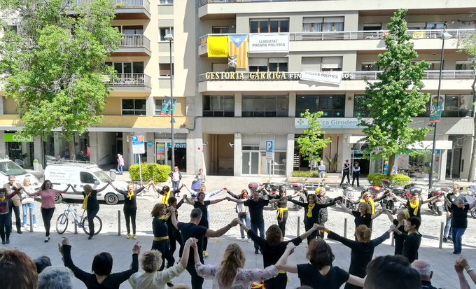 Gen_Talent's tweet photo. Demà a les 6 de la tarda, el grup #GentBallem i els alumnes de cobla del Conservatori de Música Isaac Albéniz de Girona us oferiran una audició de sardanes davant l'edifici de la #gencatGirona. #GentBalladora, no hi falteu! https://t.co/qkEl16mvZT #GenTalent #GirInnova #FemPinya https://t.co/cW9enFur7E