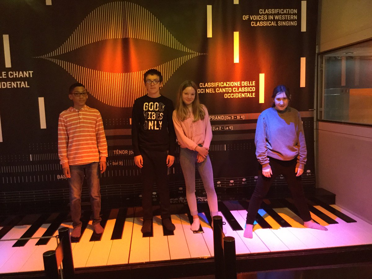 ULISVH18's tweet photo. Nous sommes allés à Paris les 25 et 26 avril. On est allé dans la Cité des sciences, on a fait des activités sur le son, sur le sport, et les robots. On est allé au planétarium. https://t.co/2tlMmWrULF