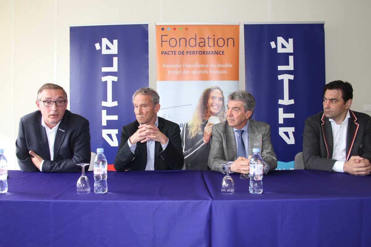 FFAthletisme's tweet photo. 🤝 La Fédération Française d'Athlétisme, la Fondation pour le pacte de performance et la Fondation du sport français ont officialisé ce lundi matin leur partenariat, qui vise à accompagner les jeunes talents de l'athlétisme français dans leur double projet ! https://t.co/U2XR1NXB9X