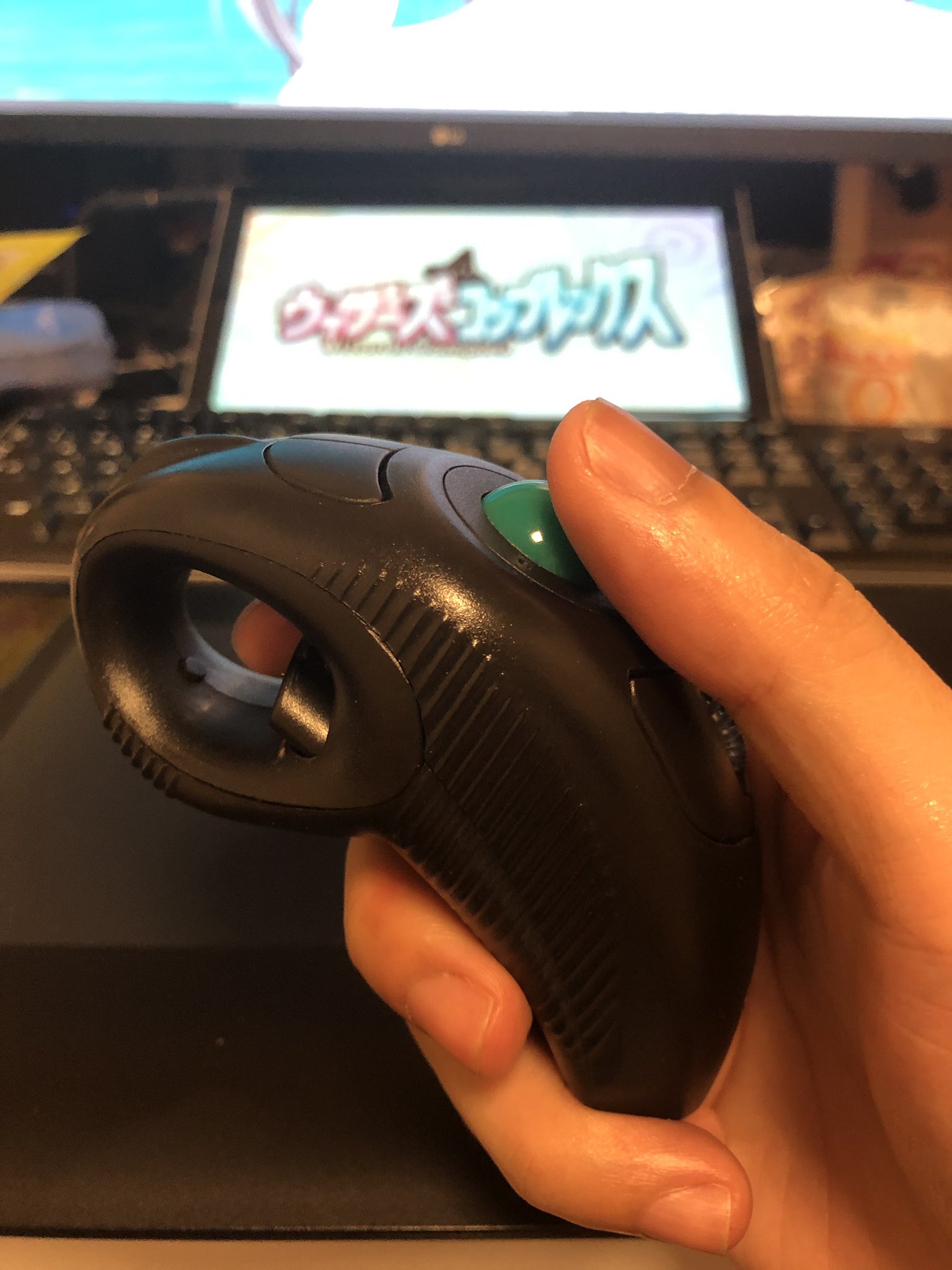 まいじん on X: エロゲプレイ時に自分が使う指マウス、親指のところはトラックボール、人差し指は左クリックです、一応一般的なマウスと機能同じ。手の位置が固定されないのはいいですね、楽な体勢で進める(๑˃̵ᴗ˂̵)  t.conf4NQJP3xv  X