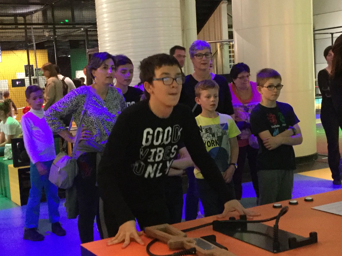 ULISVH18's tweet photo. Nous sommes allés à Paris les 25 et 26 avril. On est allé dans la Cité des sciences, on a fait des activités sur le son, sur le sport, et les robots. On est allé au planétarium. https://t.co/2tlMmWrULF