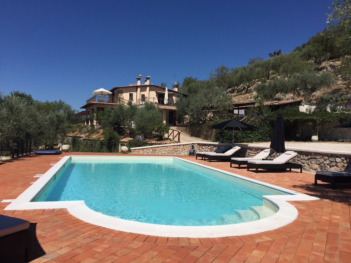 casalesp2016's tweet photo. @achrisevans This is Casale San Pietro a small Luxury "hometel" in the heart of the Italian countryside.  I am Alana @casalesp2016 this is my new chapter from the treadmill of London.  Its a good story for your listeners. https://t.co/jEisqPw47u