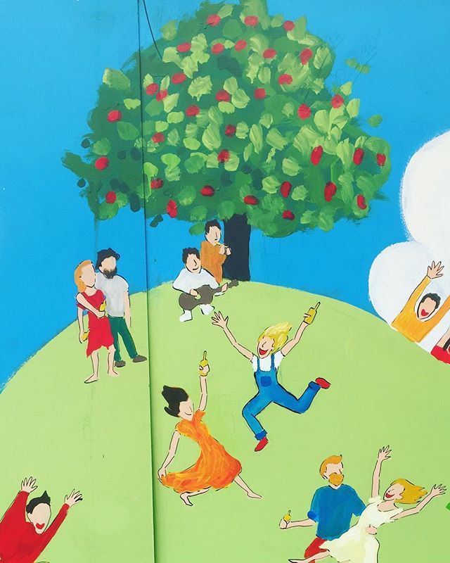 One of the The Cider Bus’s murals by the brilliant Elizabeth Leyshon. #theciderbus #burrowhill bit.ly/2w8afZt