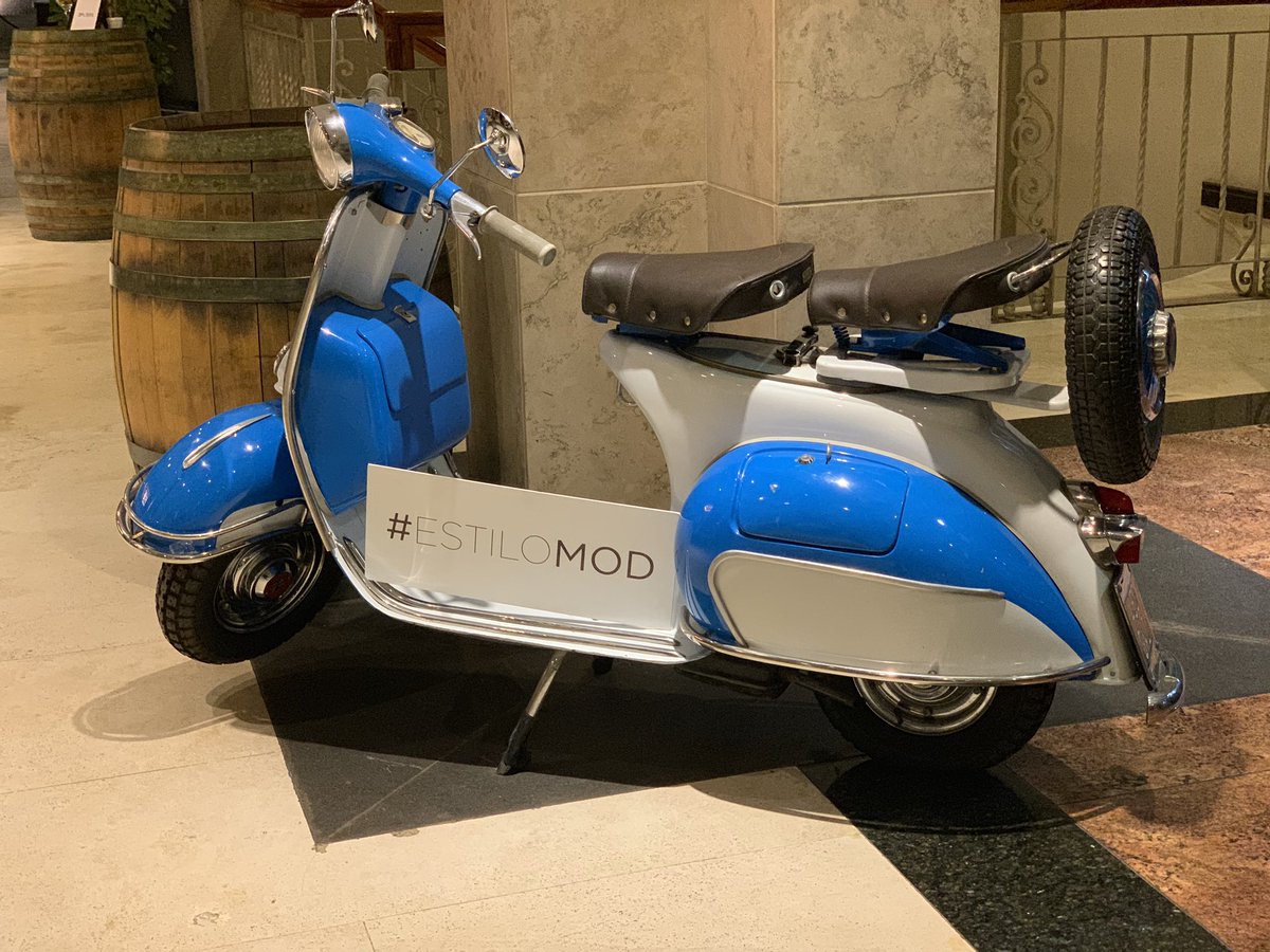 MoskitaMuertaOk's tweet photo. Te das cuenta que el lugar donde te quedas en Mendoza tiene toda la onda cuando llegas y te encontras con dos Vespa en el lobby del hotel MOD #EstiloMod  me encantó 🛵 https://t.co/y1LFOH9s3r
