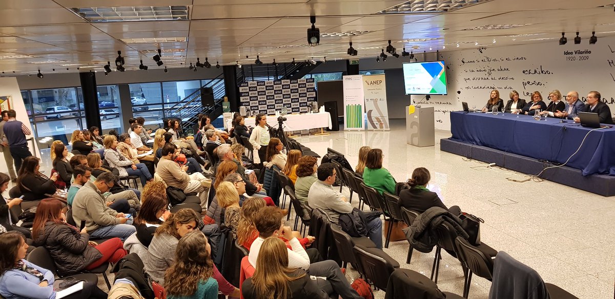 ANEP_Uruguay's tweet photo. 'Estas herramientas tecnológicas como los portales del @MEC_Uruguay y la @ANEP_Uruguay nos ayudan a socializar la información, democratizar el conocimiento, estructuras que aportan a todos los educadores" Netto https://t.co/16aajtjwYy