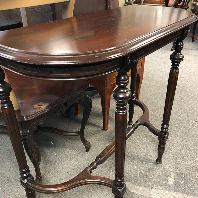 Beautiful accent/side table that can be the color of your choice! #vintagetable #vintageaccenttable #vintagesidetable #accenttable #sidetable #accenttablemakeover #vintageaccenttablemakeover #furnituremakeover #furnituerehab #furnitureredo #shopbelmar #franspaintedfurniture