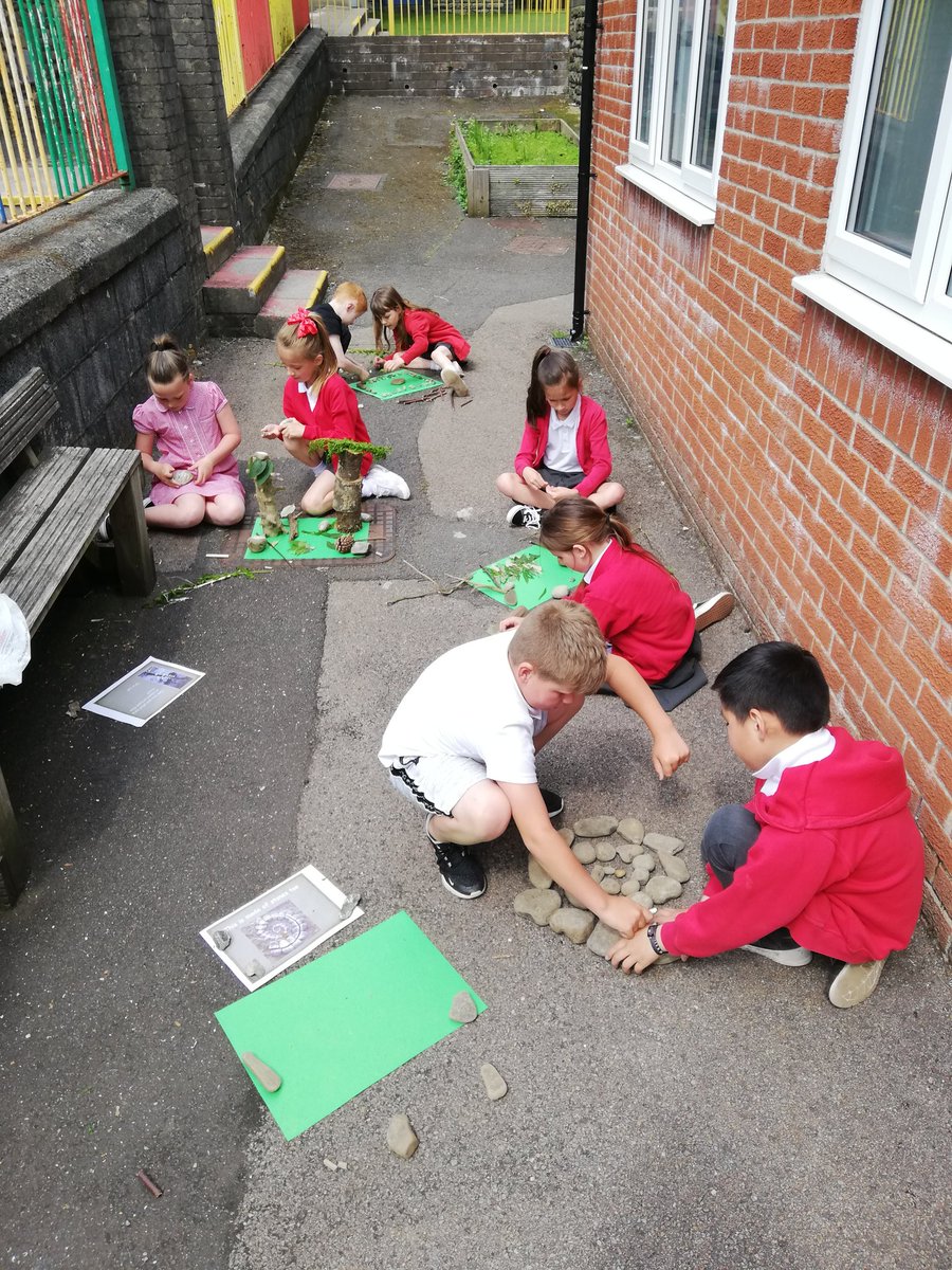 DosbarthArianC's tweet photo. Artwork inspired by Andy Goldsworthy #cwmcreative @CwmclydachPri https://t.co/T6dLX5TzjP