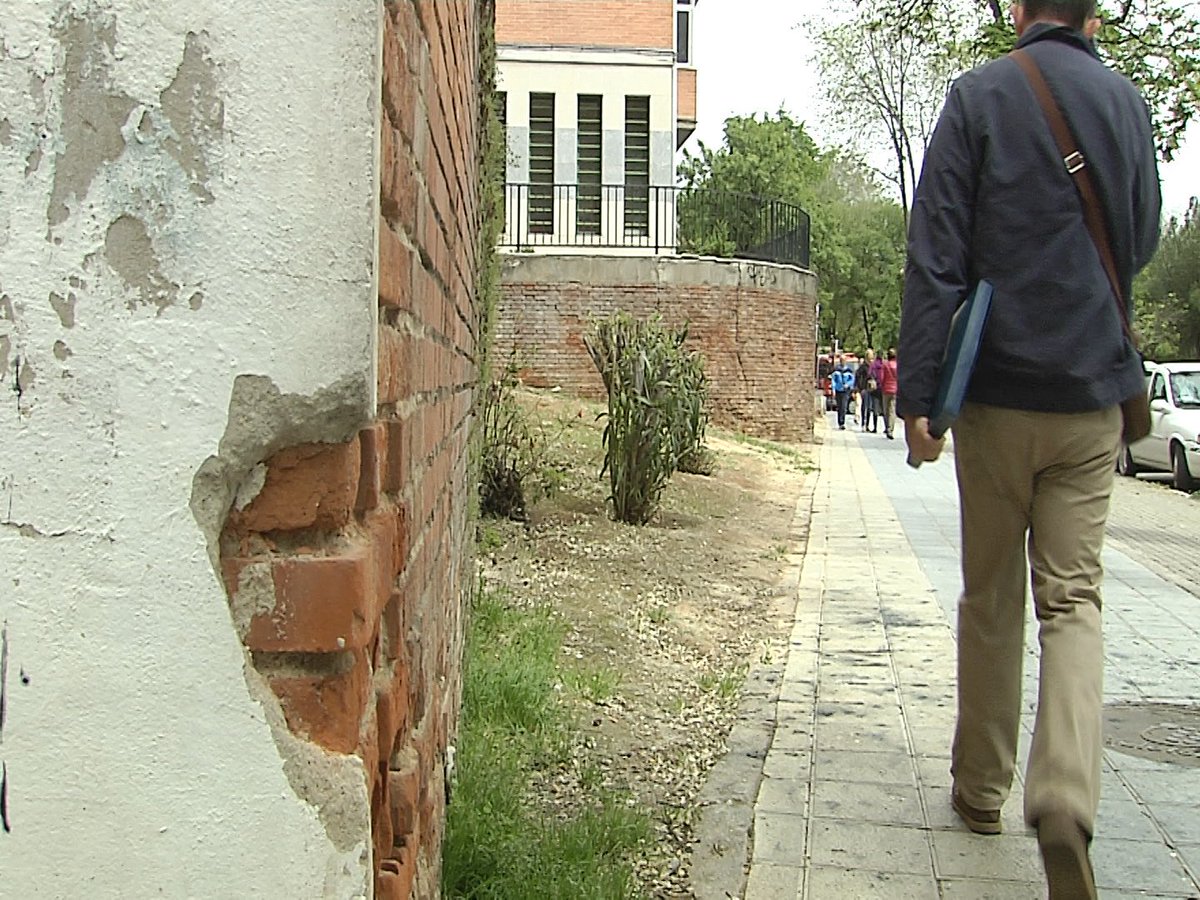 #CasasdelRey exige al futuro alcalde que arregle los #muros y las #aceras del barrio. #Barrios #Guadalajara  + Info en #GuadaTV: bit.ly/2w8akwf