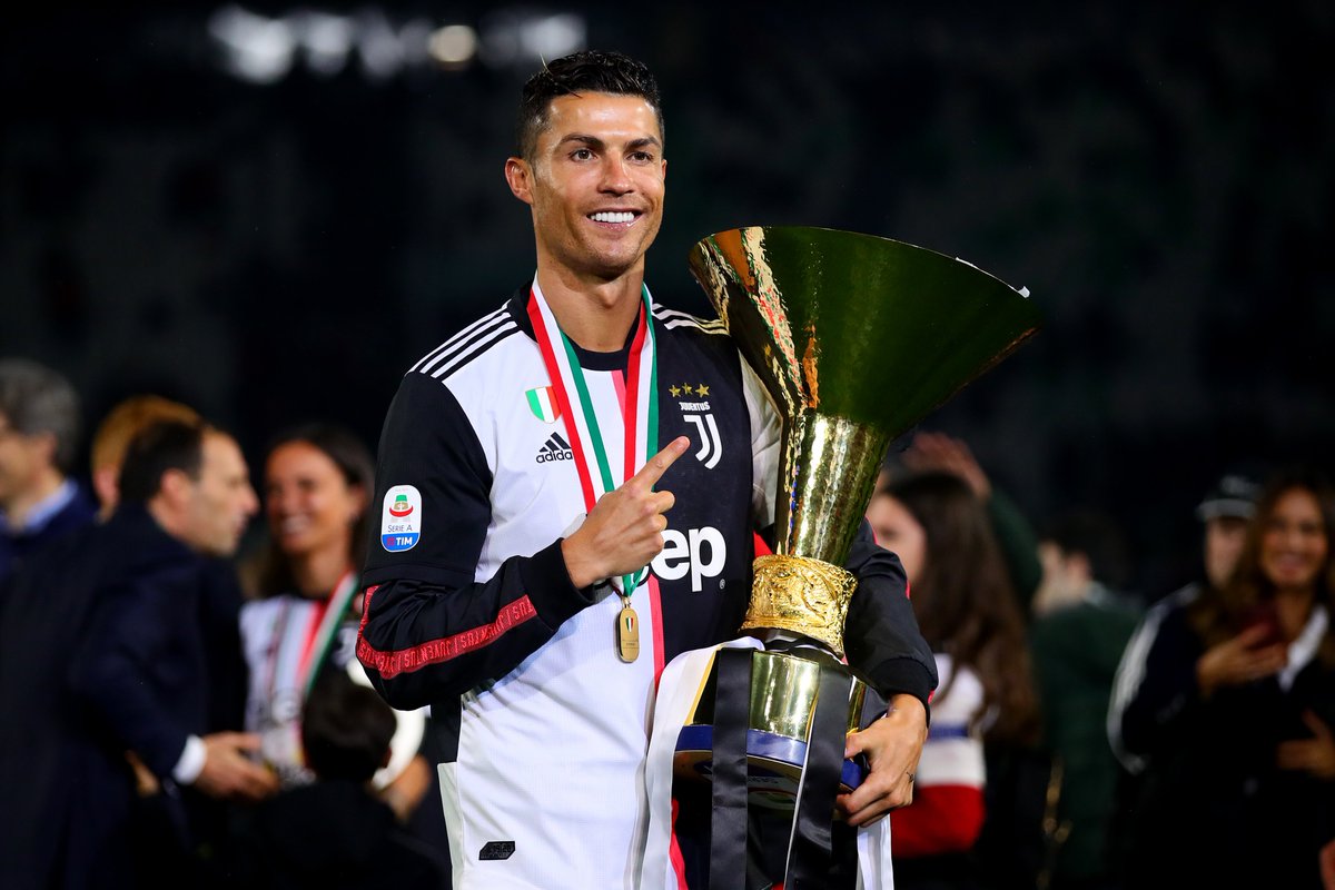 ✨ 𝒞𝓇𝒾𝓈𝓉𝒾𝒶𝓃𝑜 𝑅𝑜𝓃𝒶𝓁𝒹𝑜 ✨

🥇 Player of the Year 🥇
 In a record 3⃣ countries 👏

🇮🇹 Serie A
🇪🇸 Liga
🏴󠁧󠁢󠁥󠁮󠁧󠁿 Premier League