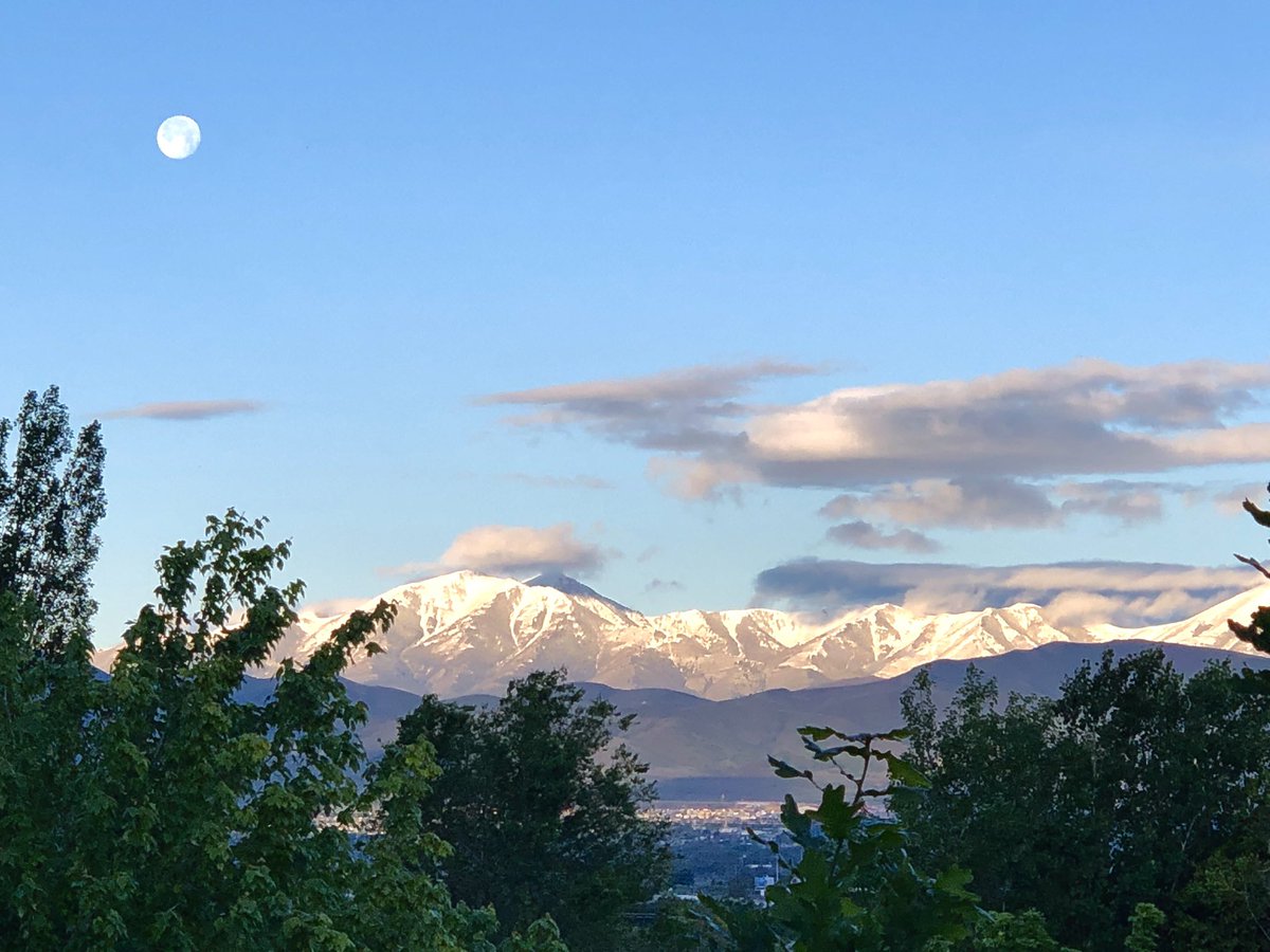 Moon setting at sunrise  over fresh snow covered Oquirrh Mtns, Utah 5-20-19 @weathercaster @AlanaBrophyNews @ABC4Devon @ChaseThomason @spann @KUTVMorgan @StormHour @USAsunrise @BestEarthPix @anchormandan @EvaZellhofer @VisitSaltLake @erincoxnews @dannahyer