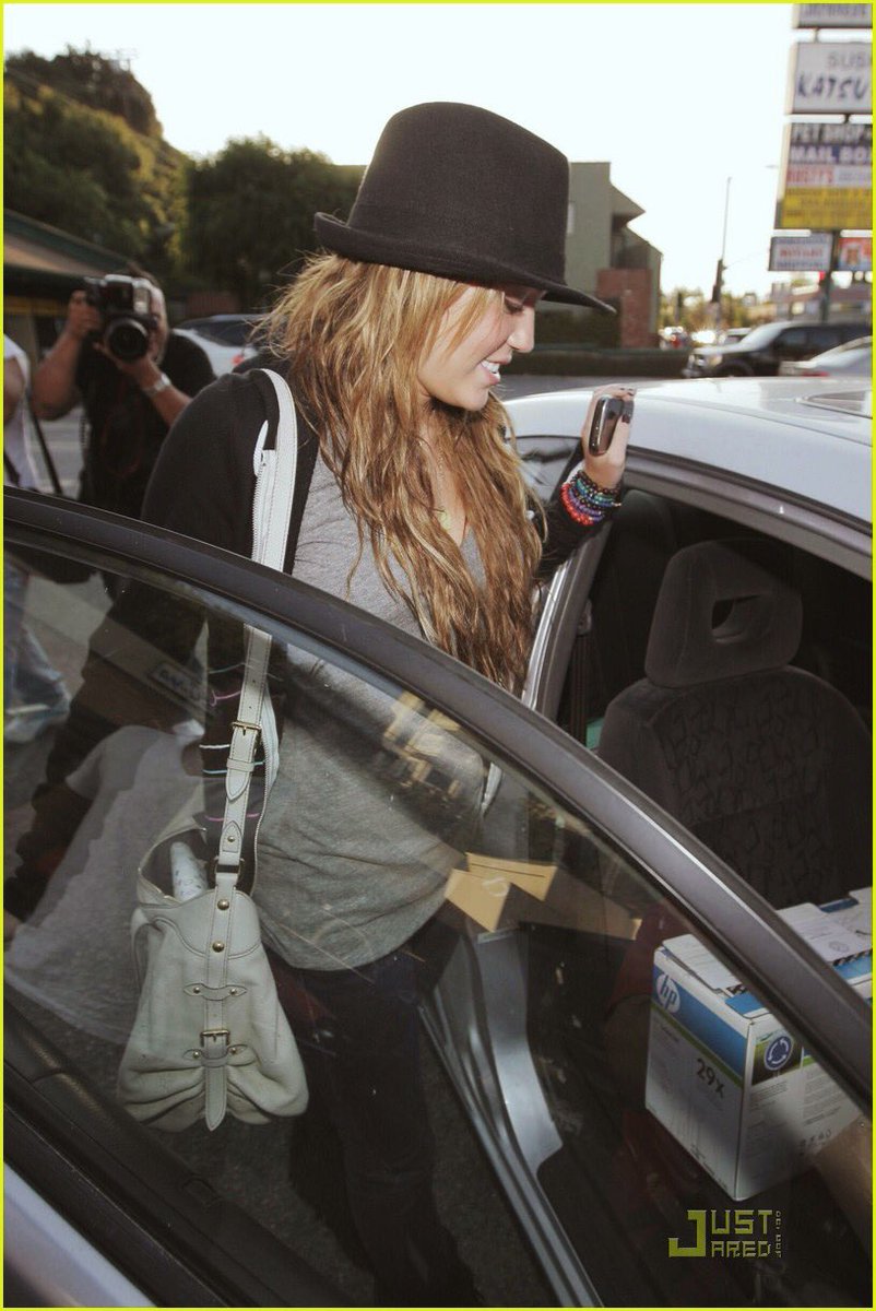HistoryOfMiley's tweet photo. • May 20, 2009 •
Miley leaving Katsu-Ya Restaurant in Studio City, California #MileyCyrus #SHEISCOMING https://t.co/4bQUX2AG0V