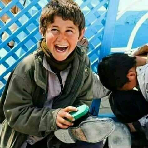 حیرت ہوتی ہے کچھ چہروں کو دیکھ کر
غربت بھی عروج پر ہےخوشی بھی عروج پر.