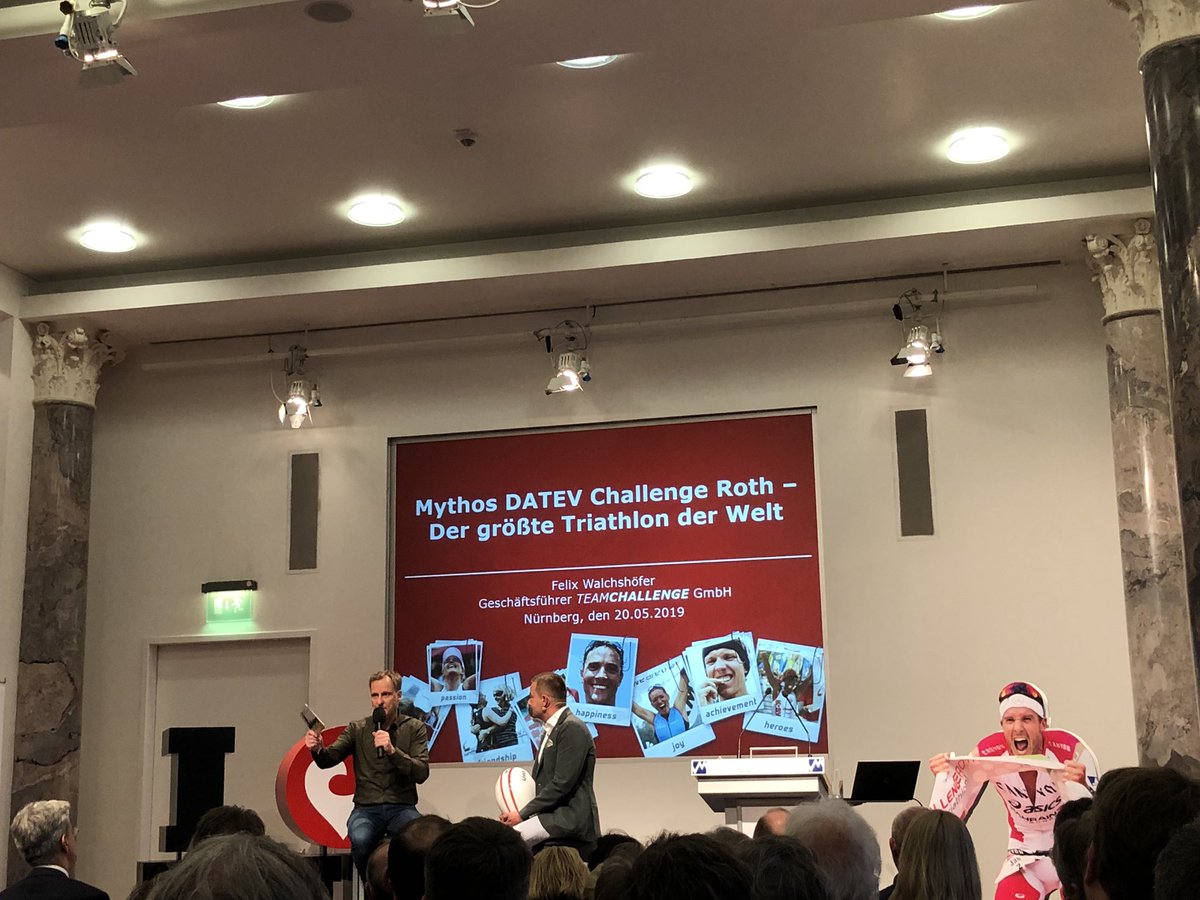 Colin_Fdo's tweet photo. „Der Landkreis ist unser USP. Es ist immer ein bisschen Woodstock-Feeling.“ Geschäftsführer Felix Walchshöfer zur Frage, was den Triathlon in Roth unterscheidet von anderen. #marketingclub #challengeroth https://t.co/wELmPmgep2