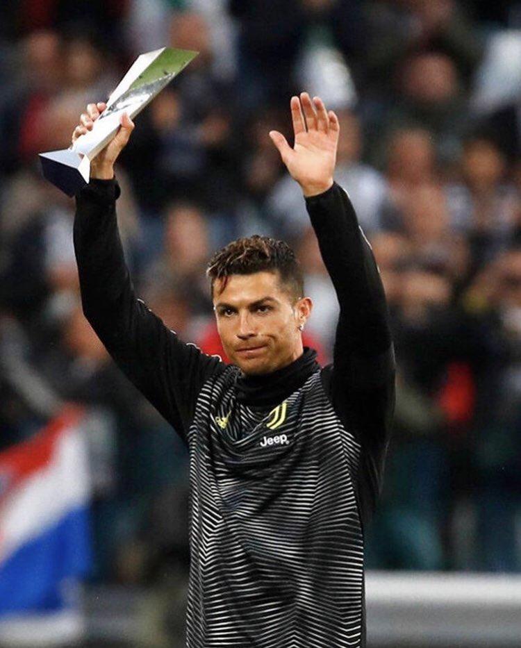 SpazioMilan's tweet photo. Cristiano Ronaldo ha sido elegido MVP de la Serie A 2018/19. Os dejo sus estadísticas:

• 4º en goles
• 5º en asistencias.
• 18º en ocasiones creadas
• 37º en pases clave
• 20º en regates exitosos
• 18º en goles de tiro libre (0)
• 1º en ocasiones claras falladas (16)

🤦‍♂️ https://t.co/X8TxAQpNYF