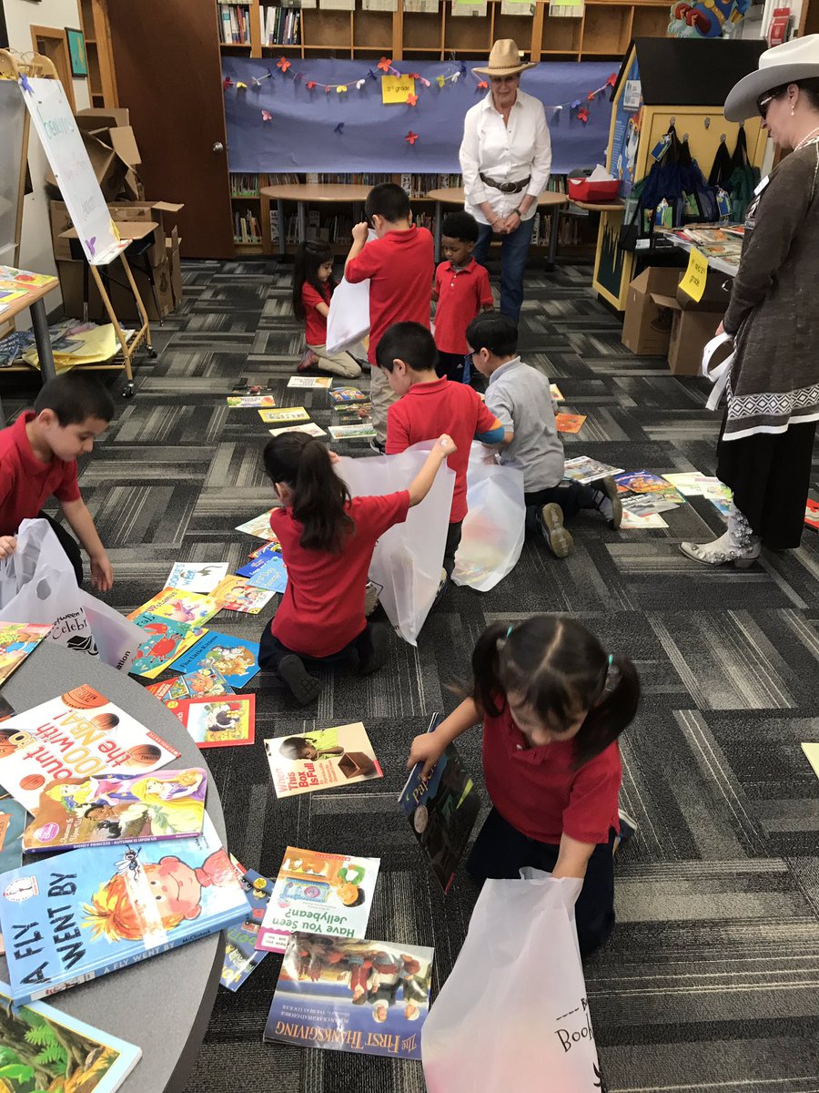 MissPicon's tweet photo. Books celebration! @PughRamsHISD @HISD_Wraparound @BooksBtnKids https://t.co/OKwdG9AyvH