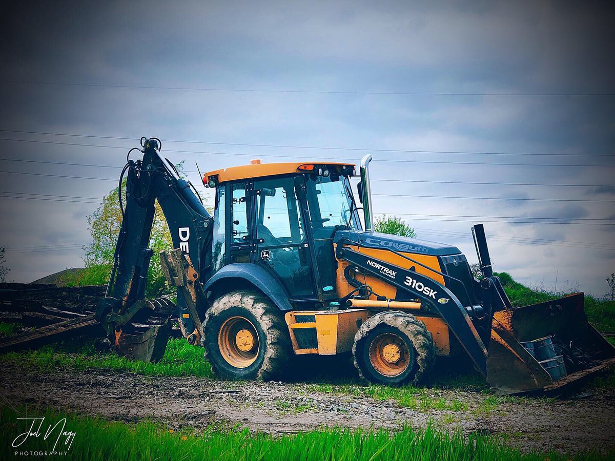 DaWizKidOTB's tweet photo. Here’s a moody picture I captured of a backhoe off the side of the road. #photography https://t.co/VBDSWgndsu