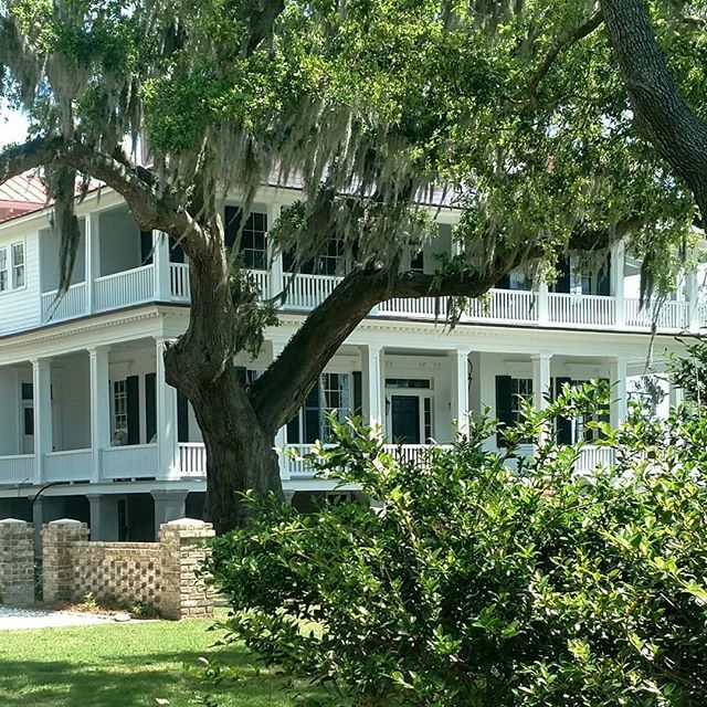 GirlontheGoJan's tweet photo. Beaufort, South Carolina, has some of the most gorgeous homes I've ever seen, some dating back to the early 1700s. About 90 antebellum structures remain. @visit_beaufortsc #antebellumhomes #historytour #civilwarhistory #thesouth #luvbft #satw #explorethe… https://t.co/O6jC2lfl6d https://t.co/rkt3wDov2a