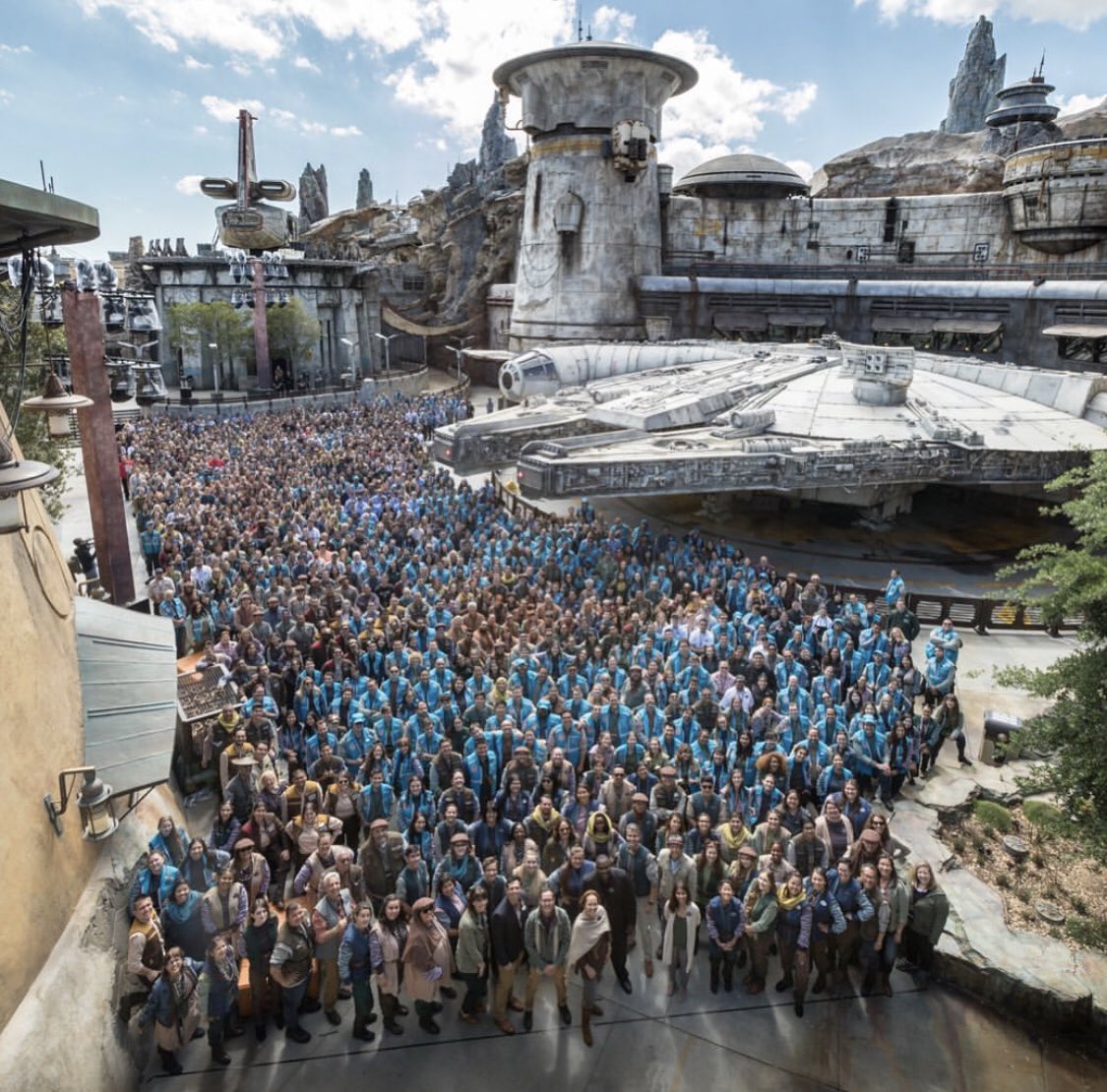 Blog_Mickey's tweet photo. Here's a look at the Star Wars: Galaxy’s Edge opening team! https://t.co/QokB8BZw10