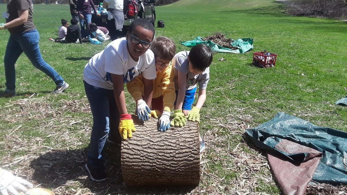 fieldedventures's tweet photo. Students creating a new #schoolgarden through @fieldcorps! @MMSDCrestwood 4th graders designed the garden themselves and chose native species to plant. Now they are out in the sun taking soil samples, planting seeds and clearing ground for their garden! #outdoorclassroom https://t.co/i5d4zQ3Un1