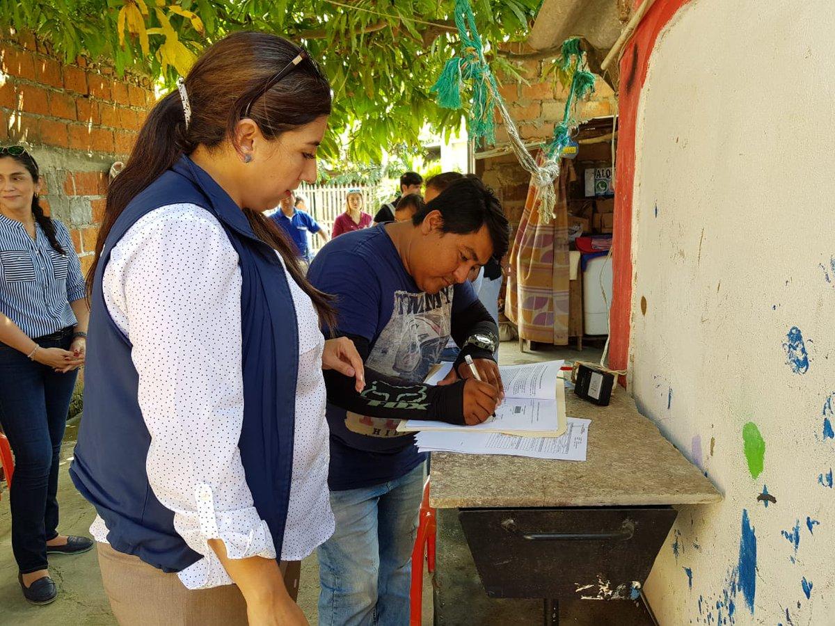JorgeWated's tweet photo. Por la @lacamaragye y @parosemena conocimos de Josué Cantos y su emprendimiento de alquiler de lavadoras. Hoy con #Simón de @BanEcuador lo visitamos y le dimos un crédito para el crecimiento de su negocio. https://t.co/ClRrSaGmuW